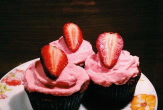 Маффины со сливочным кремом и клубникой