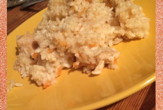 Плов с курицей в сковородке.