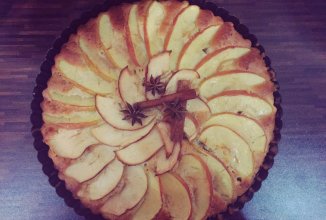 Шарлотка с яблоками и корицей