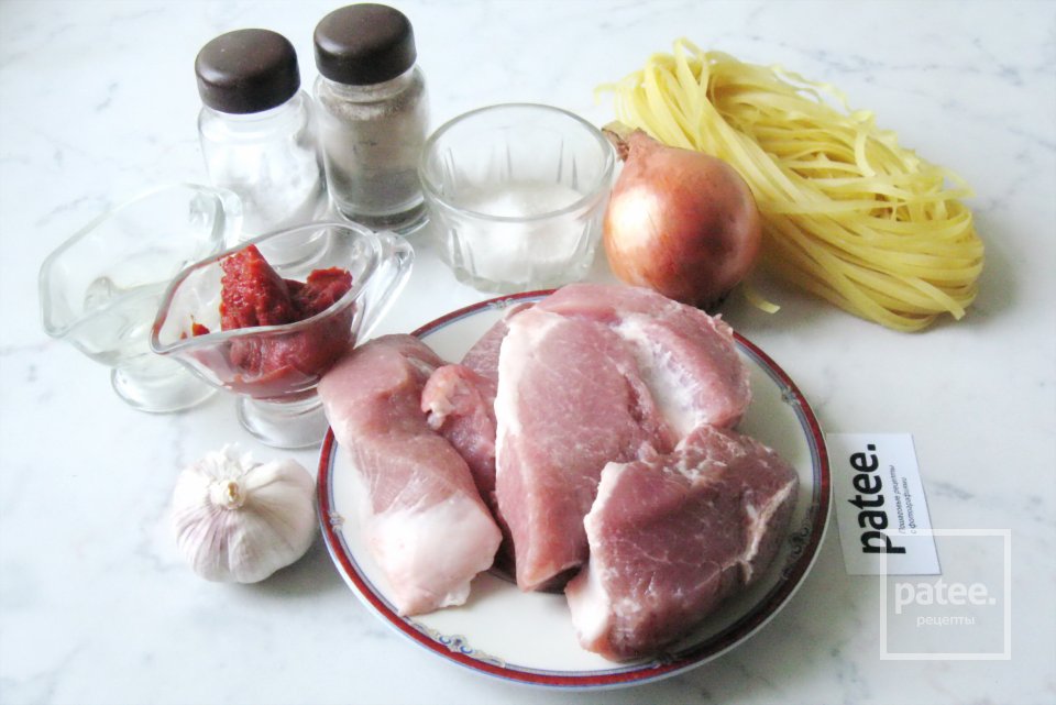 Гуляш из свинины с лапшой - Шаг 1