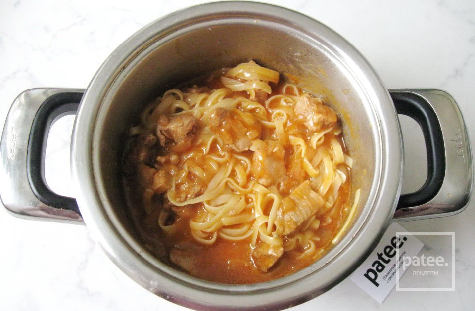 Гуляш из свинины с лапшой - Шаг 11
