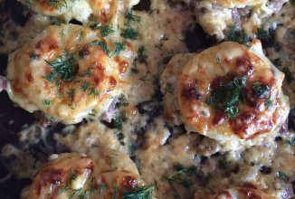 Мясо запеченное с ананасами.