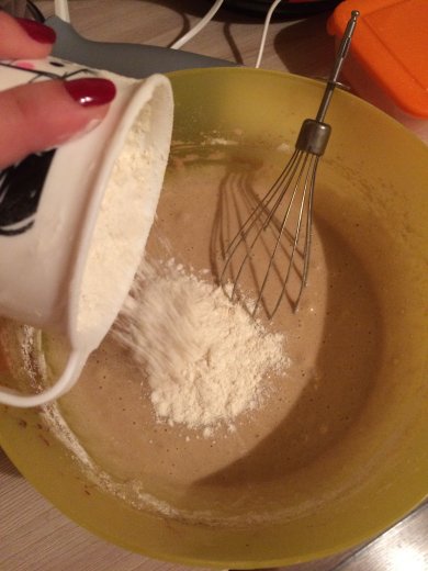 Морковный пирог с ягодной пропиткой и крем-чиз - Шаг 2