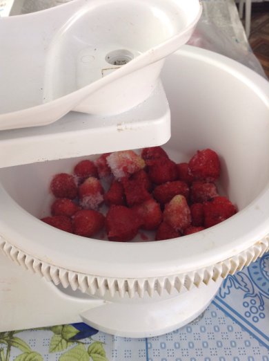 Коктейль Клубника с бананом - Шаг 1