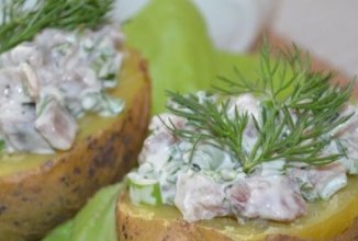 Печеный картофель с селедочным соусом