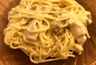 Спагетти с курицей и грибами