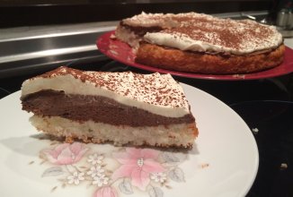 Трехслойный торт с шоколадом и кокосом.