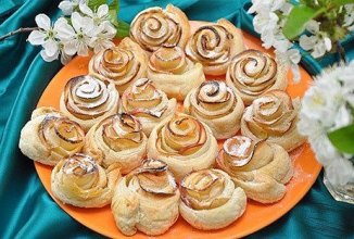 Розы» из яблок в тесте