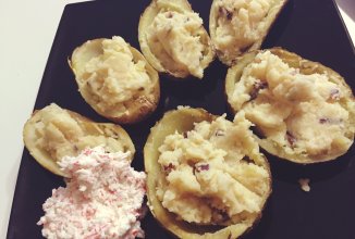 Запеченная картошка с беконом и крабовым наполнителем