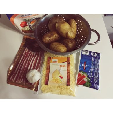 Запеченная картошка с беконом и крабовым наполнителем - Шаг 1