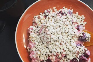 Овсянка в банке с вишней