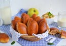 Печеные пирожки с яблоками из творожного теста