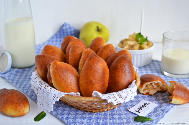 Печеные пирожки с яблоками из творожного теста