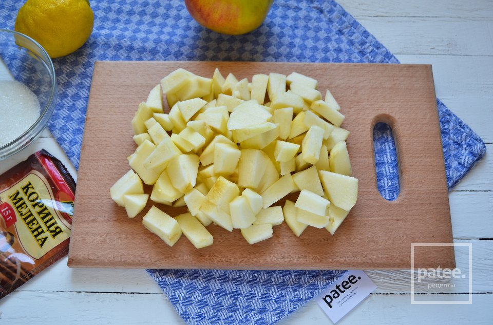 Печеные пирожки с яблоками из творожного теста - Шаг 3