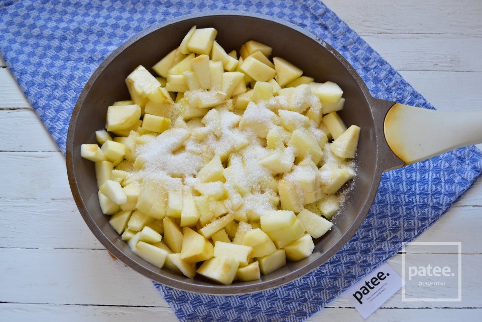 Печеные пирожки с яблоками из творожного теста - Шаг 5