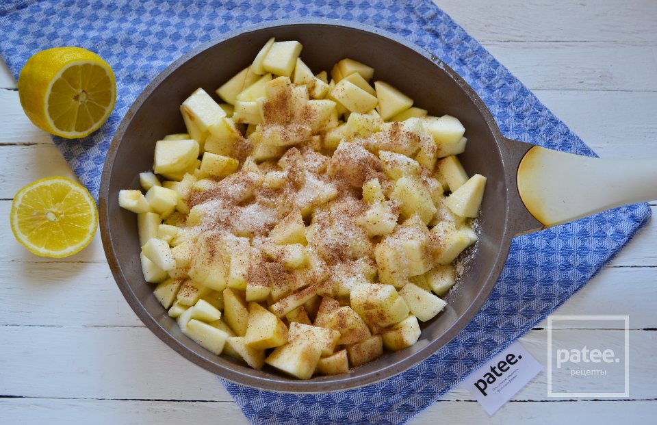 Печеные пирожки с яблоками из творожного теста - Шаг 6