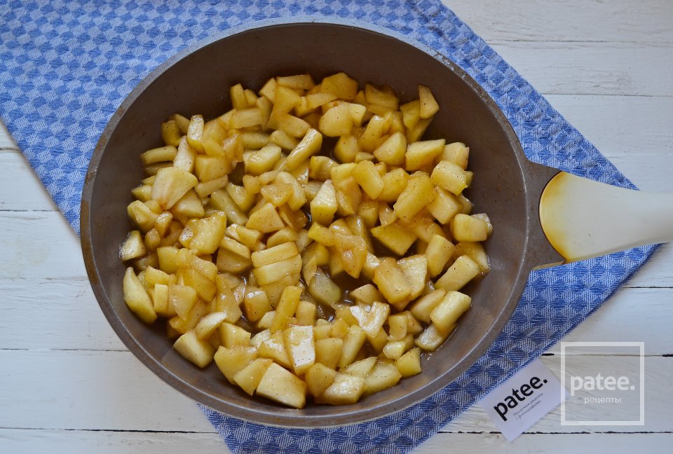 Печеные пирожки с яблоками из творожного теста - Шаг 7