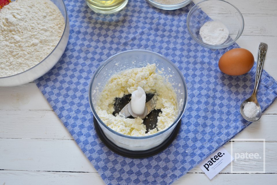 Печеные пирожки с яблоками из творожного теста - Шаг 8