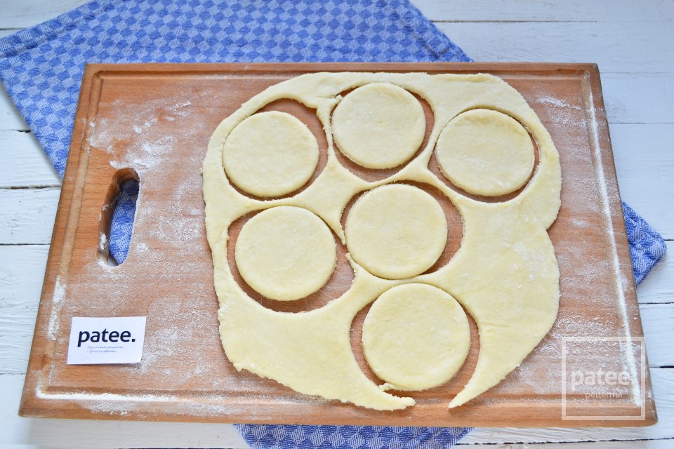 Печеные пирожки с яблоками из творожного теста - Шаг 16
