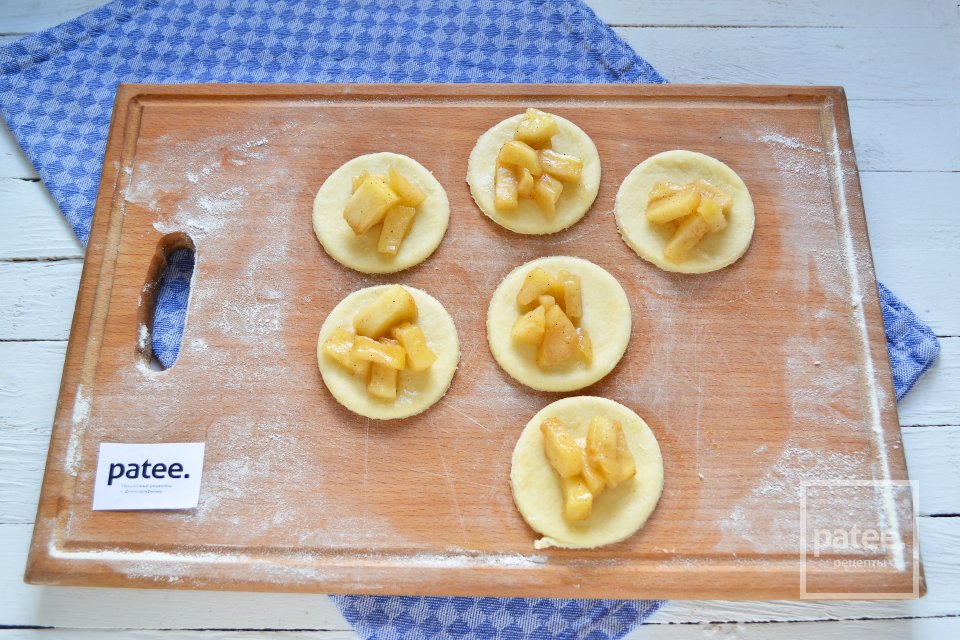 Печеные пирожки с яблоками из творожного теста - Шаг 17