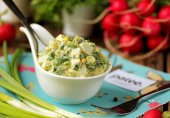 Салат из зелёного лука с яйцом