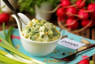 Салат из зелёного лука с яйцом