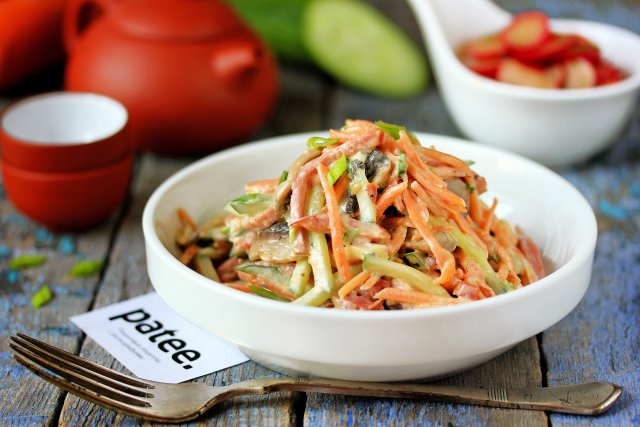Салат с морковью по-корейски и колбасой