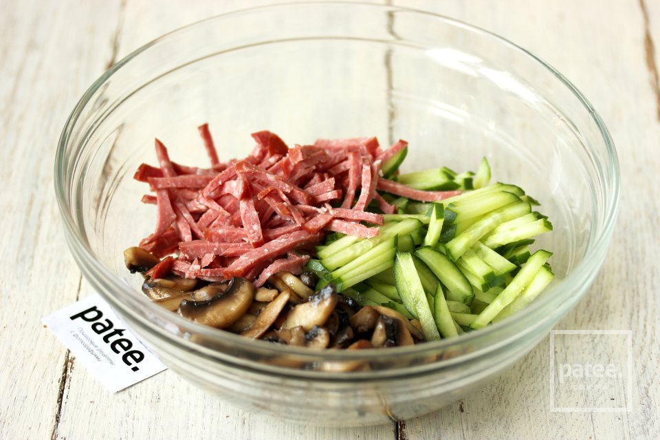 Салат с морковью по-корейски и колбасой - Шаг 7