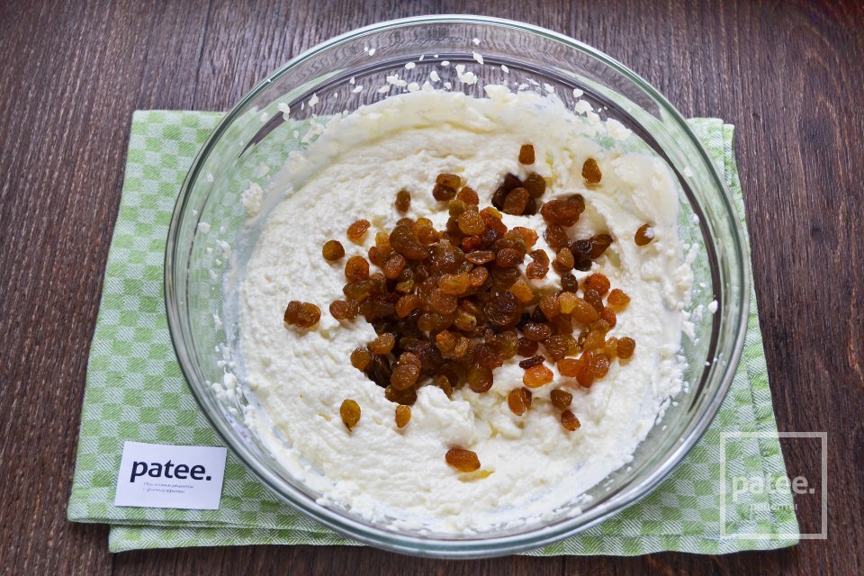 Домашняя творожная масса с шоколадом и изюмом - Шаг 9