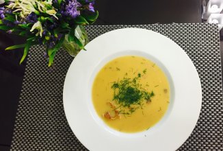 Чечевично-гороховый суп-пюре с беконом