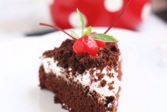 Шоколадный пирог с кофе и взбитым кремом