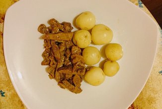 Бефстроганов из телятины с грибами и с молодой картошкой