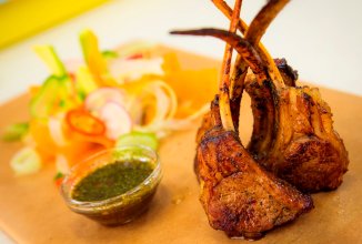 Маринованные бараньи ребрышки с легким салатом из овощей