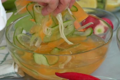 Маринованные бараньи ребрышки с легким салатом из овощей - приготовление