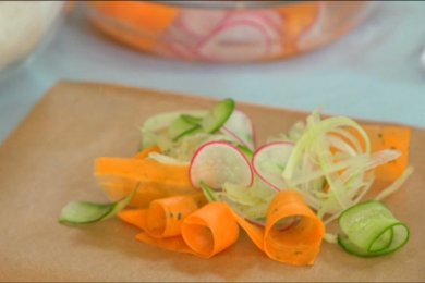 Маринованные бараньи ребрышки с легким салатом из овощей - приготовление