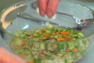 Маринованные бараньи ребрышки с легким салатом из овощей - приготовление