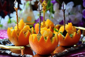 Пикантный салат в апельсиновых корзиночках