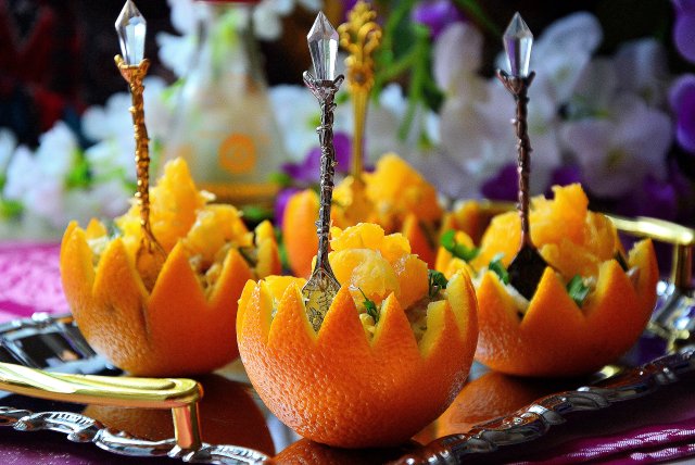 Пикантный салат в апельсиновых корзиночках