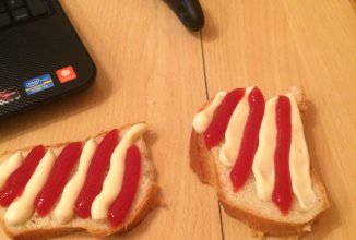 Хлеб с майонезом и кепчуком