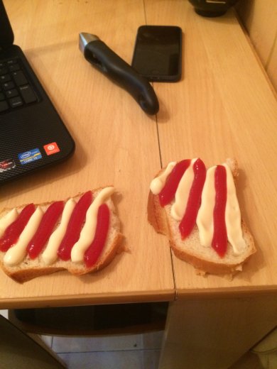 Хлеб с майонезом и кепчуком