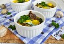 Запеченные яйца со шпинатом, брынзой и грибами