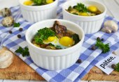 Запеченные яйца со шпинатом, брынзой и грибами