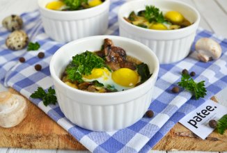 Запеченные яйца со шпинатом, брынзой и грибами
