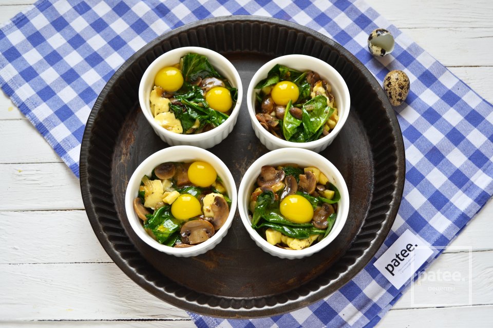 Запеченные яйца со шпинатом, брынзой и грибами - Шаг 13