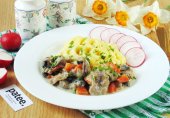 Рагу из куриных потрошков с грибами в сливках