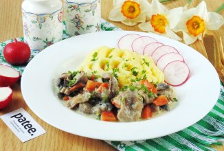 Рагу из куриных потрошков с грибами в сливках