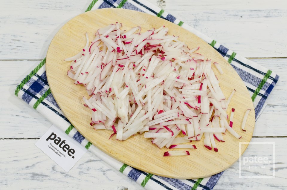 Окрошка с копченым мясом на кефире - Шаг 9