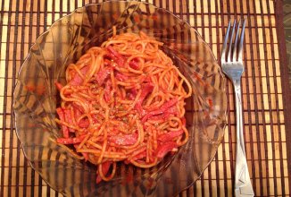 Паста с сосисками и томатом