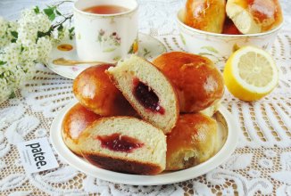 Булочки с вишневым повидлом