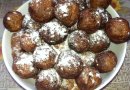 Сырные пончики в сахарной пудре